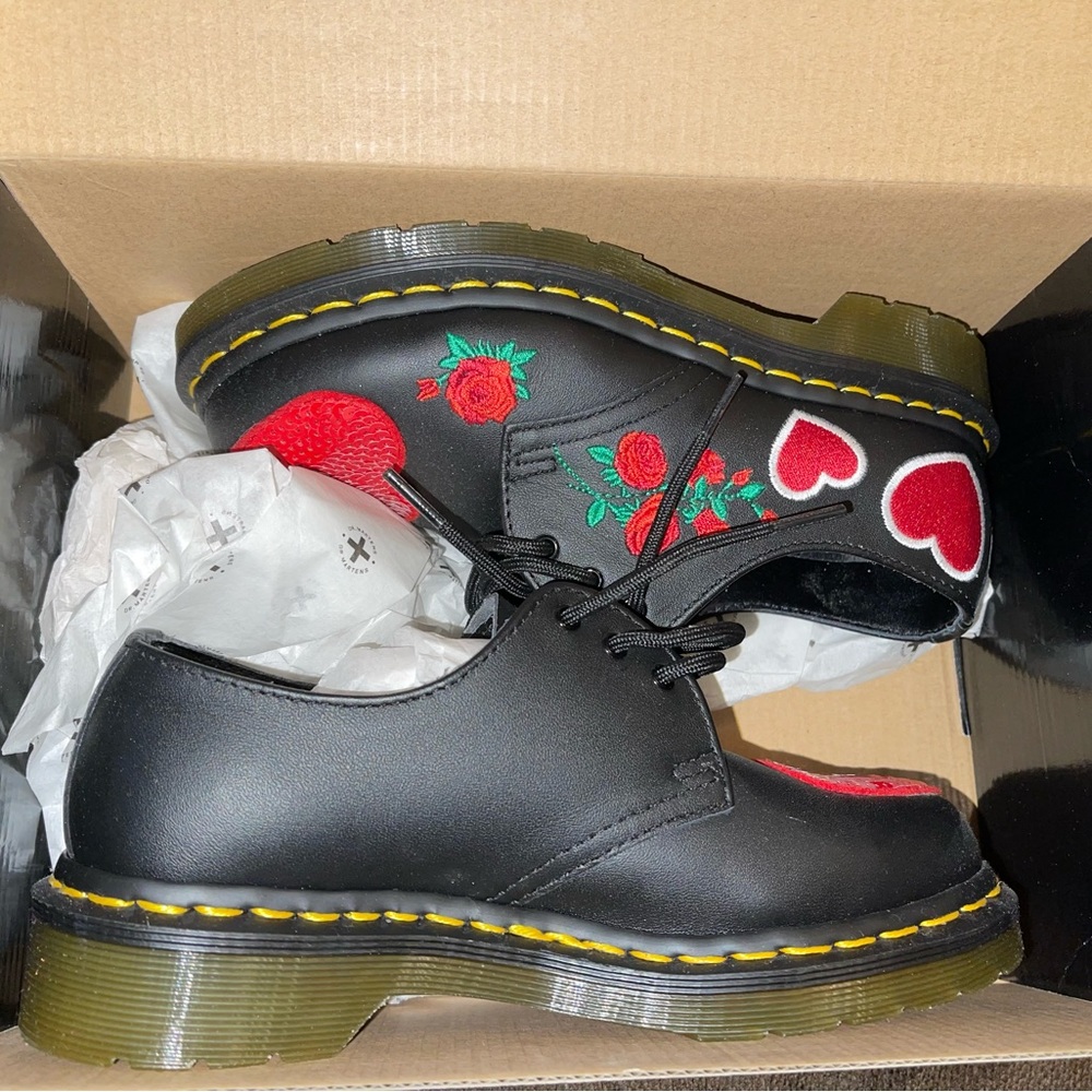 Brand new in box Womens Dr. Martens 1461 Sequin Hearts Leather Oxfords size 5